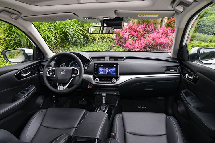 Bên trong Honda Envix 2019 là không gian nội thất gần như bê nguyên thiết kế nội thất của Crider sang. Xe được trang bị nội thất màu đen hoàn toàn, tạo cảm giác khá đơn điệu. Tuy nhiên, hãng Honda đã lựa chọn chất liệu da cho nhiều khu vực trong nội thất để tăng vẻ sang trọng. Bên cạnh đó là những chi tiết ốp trang trí màu đen bóng làm điểm nhấn.