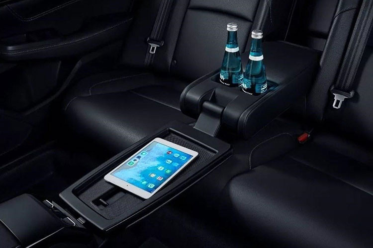 Nằm sau vô lăng của mẫu xe giá rẻ Honda Envix là bảng đồng hồ được chia thành 3 phần với màn hình đa thông tin ở giữa. Trong khi đó, màn hình thông tin giải trí được tách riêng ra khỏi cụm điều khiển trung tâm và nằm trên các nút bấm nhỏ để chỉnh điều hòa.