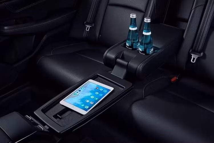 Nằm sau vô lăng của mẫu xe giá rẻ Honda Envix là bảng đồng hồ được chia thành 3 phần với màn hình đa thông tin ở giữa. Trong khi đó, màn hình thông tin giải trí được tách riêng ra khỏi cụm điều khiển trung tâm và nằm trên các nút bấm nhỏ để chỉnh điều hòa.