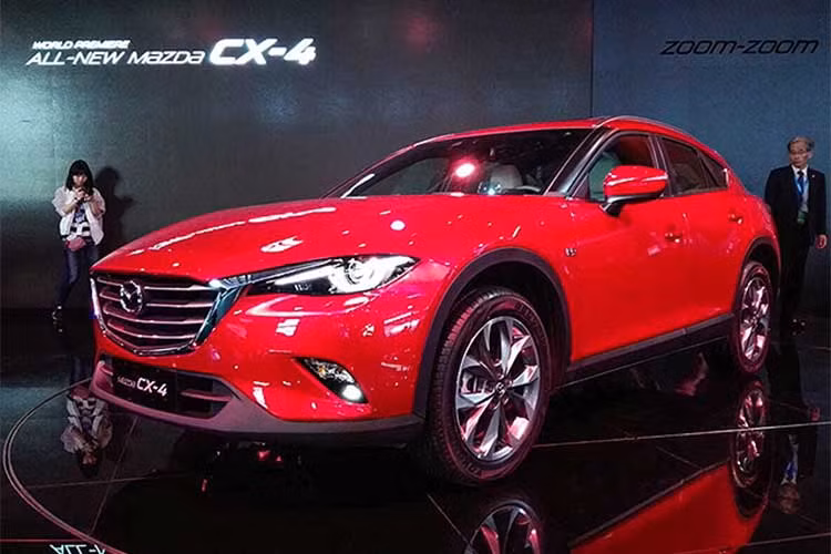 Nếu nhìn vào mẫu xe Mazda CX-4 nhái, có thể thấy rõ cụm đèn hậu của xe cũng được thiết kế to hơn, cụm ống xả vuông vức giúp tăng sự thể thao và cứng cáp hơn so với mẫu xe đến từ Nhật Bản (Ảnh: Mazda CX-4).