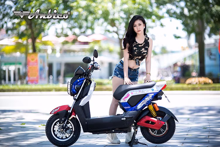 Xe điện Zoomer 2016 sở hữu phần thân xe thiết kế chắc chắn, yên xe mềm mại, sàn để chân thoáng rộng... tạo cảm giác thoải mái cho người sử dụng khi lưu thông trên đường mà không hề có cảm giác mệt mỏi khi đi xa.