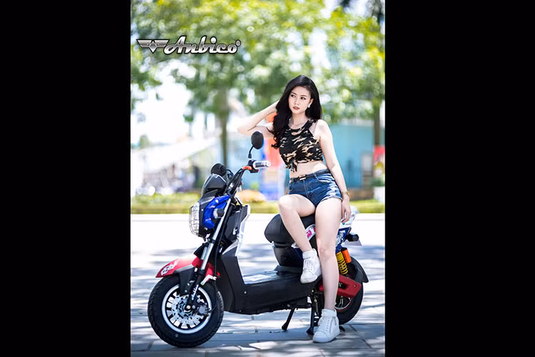 Với cách phối màu tinh tế, bắt mắt - "bộ cánh" mới giống như trang phục của người máy Optimus Prime trong bom tấn “Transformers”, khiến bạn luôn xuất hiện nổi bật giữa đám đông. Với phiên bản mới này, xe chỉ thiết kế dành riêng cho hè 2016 với số lượng giới hạn.