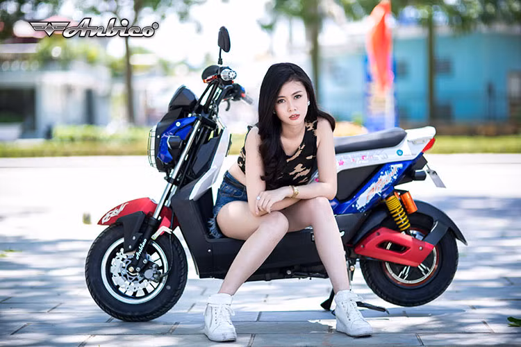 Sở hữu phần khung xe chắc chắn, góc cạnh đến từng đường nét. Phần đuôi xe nhẹ nhàng với hệ thống đèn hậu lớn đi cùng hai tay nắm tiện lợi để dịch chuyển xe. Tổng thể đuôi xe khá liền mạch với phần đầu, nhìn góc cạnh nhưng vẫn giữ được vẻ thanh thoát.