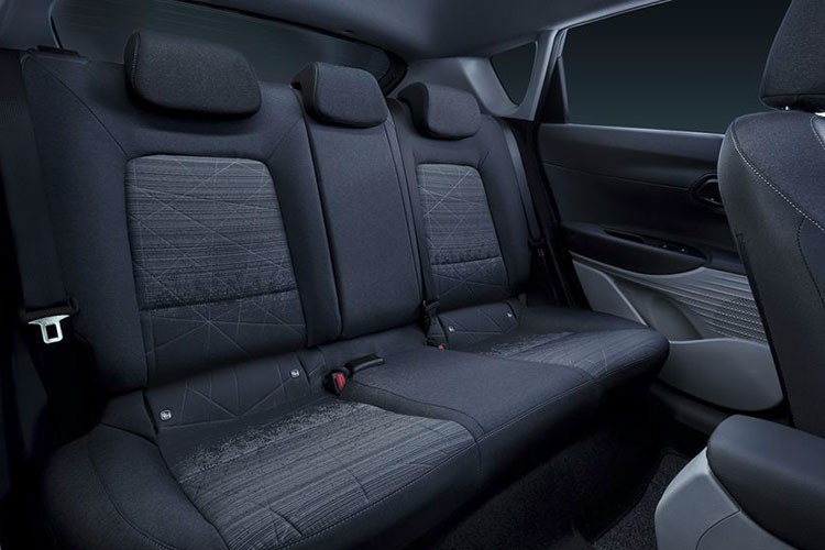 Cao cấp nhất là bản Prime với giá từ 24.290 Euro (28.936 USD hay 660 triệu đồng). Để xứng với giá bán này, Hyundai Bayon 2021 bản Prime có những trang bị như hệ thống điều hòa tự động, mở cửa không cần chìa khóa, nút bấm khởi động máy, cần gạt nước tự động, cảm biến đỗ xe phía trước, đèn pha và đèn hậu LED.