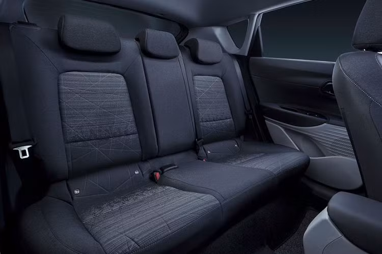 Cao cấp nhất là bản Prime với giá từ 24.290 Euro (28.936 USD hay 660 triệu đồng). Để xứng với giá bán này, Hyundai Bayon 2021 bản Prime có những trang bị như hệ thống điều hòa tự động, mở cửa không cần chìa khóa, nút bấm khởi động máy, cần gạt nước tự động, cảm biến đỗ xe phía trước, đèn pha và đèn hậu LED.