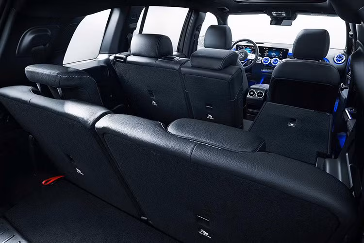 Ngoài hệ thống thông tin giải trí Mercedes-Benz User Experience (MBUX), mẫu SUV hạng sang này còn có hệ thống Energizing có tác dụng kết nối các tiện nghi như không khí, âm thanh, đèn viền nội thất và mùi hương... Mercedes-Benz khẳng định GLB 2020 sở hữu khoảng duỗi chân và không gian trên đầu hành khách ở hàng ghế sau rộng nhất trong phân khúc, tuy nhiên chỉ áp dụng cho phiên bản 5 chỗ.