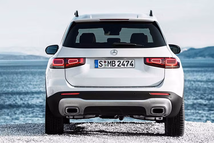 Tất nhiên, các mức giá liệt kê ở trên chỉ là giá khởi điểm. Hãng xe sang Mercedes-Benz cung cấp khá nhiều tùy chọn riêng lẻ và gói nâng cấp cho GLB 2020, có thể kể đến như đèn sương mù LED giá 220 Eur (khoảng 5,7 triệu đồng) hay gói Business với hệ thống sưởi ghế, bàn di chuột, MBUX mở rộng...giá 1.963 Eur (khoảng 51 triệu đồng). 