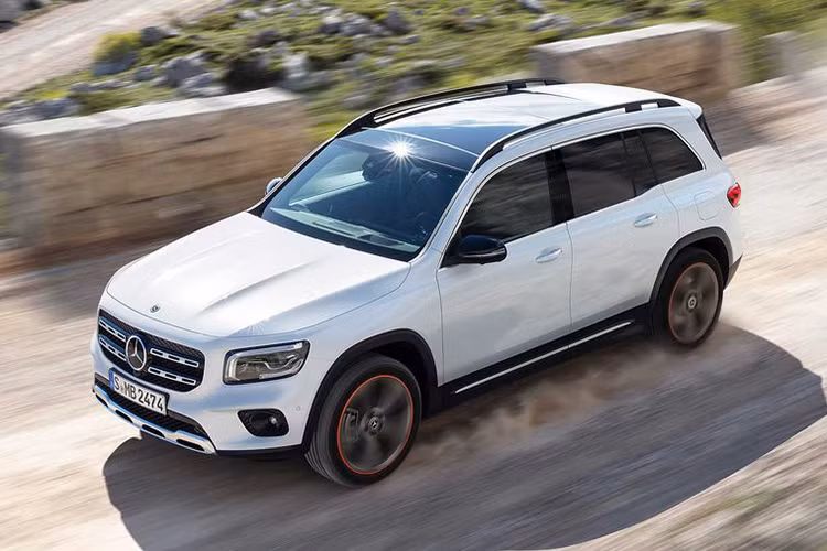 Mercedes-Benz GLB (nằm giữa GLA và GLC) được xây dựng trên cùng một nền tảng khung gầm với A-Class và GLA-Class, GLB 2020 là dòng sản phẩm đầu tiên của Mercedes-Benz có tùy chọn bổ sung hàng ghế thứ ba. Theo tiêu chuẩn thì xe chỉ có cấu hình hai hàng, 5 chỗ ngồi, nhưng nếu muốn khách hàng có thể yêu cầu thêm hai ghế phụ nữa ở cuối, đây là nơi phù hợp với những hành khách cao không quá 1,68 mét.