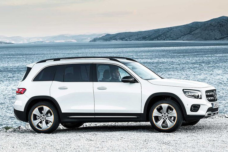 Như đã biết, mẫu SUV mới nhất trong gia đình Mercedes-Benz sẽ được bán ra với hai phiên bản máy xăng và bốn bản máy dầu diesel. Trong đó, hai biến thể chạy xăng là Mercedes-Benz GLB 2020 mới phiên bản 200 cơ sở nhất và GLB 250 4MATIC hàng đầu.