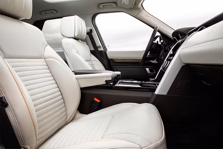 Tính năng Kiểm soát hành trình linh hoạt nay được tích hợp thêm công nghệ Dừng &amp; Khởi động (Stop &amp; Go) hỗ trợ người lái trong mọi thời điểm. Công nghệ này giúp người lái duy trì vận tốc đã chọn khi an toàn, nhưng sẽ tự động điều chỉnh vận tốc để đảm bảo khoảng cách an toàn với xe phía trước.