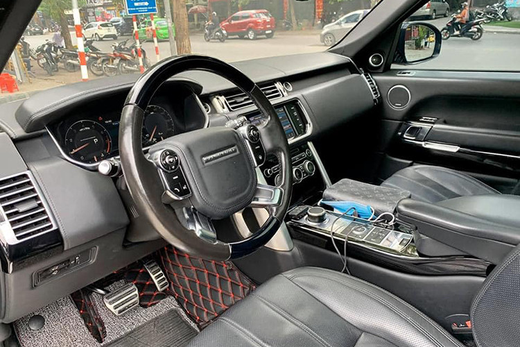 Nội thất của Range Rover Autobiography 2013 được tạo thành từ những chất liệu cao cấp. Ghế ngồi bọc da màu da màu tối, tuy nhiên xe không được ốp gỗ mà thay bằng chất liệu nhựa đen cao cấp. Trung tâm cabin là màn hình cảm ứng 8 inch tích hợp nhiều công nghệ giải trí hiện đại.