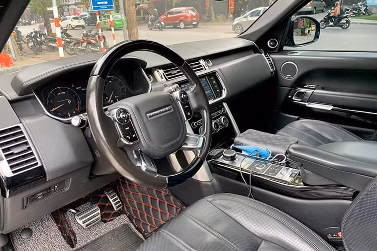 Nội thất của Range Rover Autobiography 2013 được tạo thành từ những chất liệu cao cấp. Ghế ngồi bọc da màu da màu tối, tuy nhiên xe không được ốp gỗ mà thay bằng chất liệu nhựa đen cao cấp. Trung tâm cabin là màn hình cảm ứng 8 inch tích hợp nhiều công nghệ giải trí hiện đại.