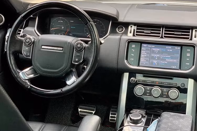 Xe được trang bị các hệ thống hiện đại như; chống bó cứng phanh ABS, phân bổ lực phanh điện tử EBD, cân bằng điện tử DSC, tay lái trợ lực điện tử EPAS, điều khiển lực kéo điện tử ETC, hỗ trợ phanh khẩn cấp/xuống dốc EBA và HDC, ổn định xe khi chuyển hướng CBC...