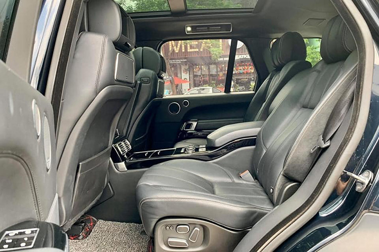 Ghế lái của xe được thiết kế chỉnh điện đa hướng, nhớ 3 vị trí. Chiếc Range Rover Autobiography 2013 còn được trang bị 2 hộc lạnh có khả năng chứa vừa 4 chai nước 500ml. Hệ thống âm thanh cao cấp Meridian, ngoài ra xe còn có cửa sổ trời toàn cảnh chỉnh điện phía trên.