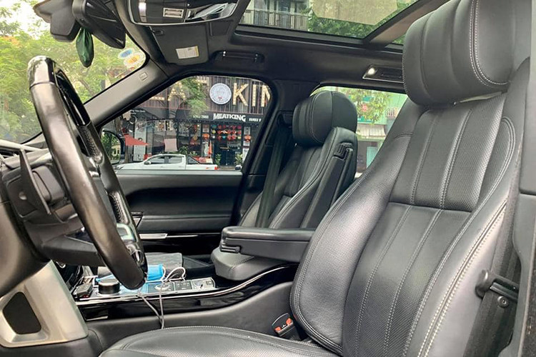 Vô-lăng của xe vẫn là loại 4 chấu bọc da ốp nhựa màu đen, tích hợp nhiều phím chức năng xử lý nhanh hỗ trợ người lái. Phía sau còn có lẫy chuyển số thể thao. Chi tiết đặc biệt trên đa số những chiếc Range Rover chính là núm xoay chuyển chế độ vận hành. khi nổ máy, núm này sẽ nhô lên và tự động ẩn xuống khi tắt máy.