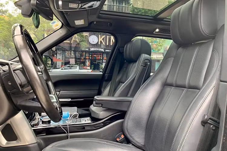 Vô-lăng của xe vẫn là loại 4 chấu bọc da ốp nhựa màu đen, tích hợp nhiều phím chức năng xử lý nhanh hỗ trợ người lái. Phía sau còn có lẫy chuyển số thể thao. Chi tiết đặc biệt trên đa số những chiếc Range Rover chính là núm xoay chuyển chế độ vận hành. khi nổ máy, núm này sẽ nhô lên và tự động ẩn xuống khi tắt máy.