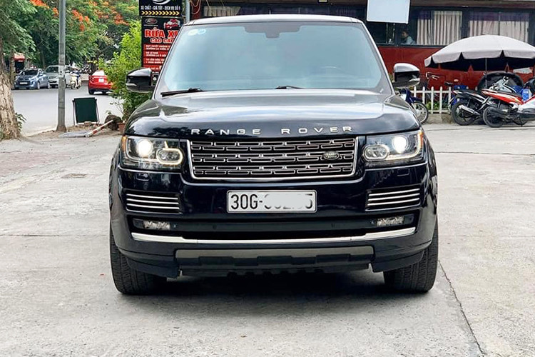 Tại Việt Nam, giá xe Range Rover Autobiography động cơ 3.0 thiết kế 5 chỗ ngồi đang được Jaguar Land Rover Việt Nam bán ra từ hơn 9 tỷ đồng. Như vậy với phiên bản sử dụng động cơ 5.0L này, thuế TTĐB cao gấp đôi (55% và 110%), giá xe mua mới chắc chắn sẽ không dưới con số 10 tỷ đồng. Chiếc xe trong bài viết này hiện đang được chào bán chỉ hơn 3 tỷ đồng trên sàn xe cũ.