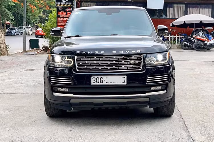 Tại Việt Nam, giá xe Range Rover Autobiography động cơ 3.0 thiết kế 5 chỗ ngồi đang được Jaguar Land Rover Việt Nam bán ra từ hơn 9 tỷ đồng. Như vậy với phiên bản sử dụng động cơ 5.0L này, thuế TTĐB cao gấp đôi (55% và 110%), giá xe mua mới chắc chắn sẽ không dưới con số 10 tỷ đồng. Chiếc xe trong bài viết này hiện đang được chào bán chỉ hơn 3 tỷ đồng trên sàn xe cũ.