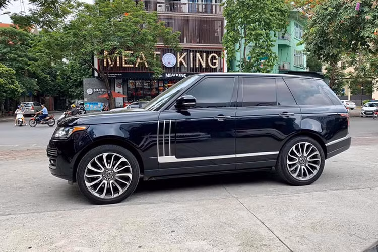 Mới đây, một người dùng chào bán một chiếc SUV hạng sang Range Rover Autobiography đời 2013 bản 4 chỗ ngồi trên sàn xe cũ. Theo phía người bán xe cho hay, đây là phiên bản 5.0l cao cấp đã đăng ký biển Hà Nội, chiếc xe còn khá mới và nguyên bản. Phần đầu xe sở hữu lưới tản nhiệt làm từ hợp kim mạ chrome sáng bóng, cụm đèn pha sử dụng bóng Bi-HID đi kèm dải đèn LED định vị...