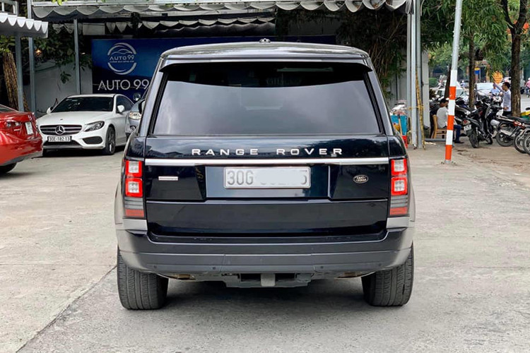 Range Rover Autobiography được hãng xe Anh quốc trang bị động cơ V8 5.0L sản sinh công suất tối đa 510 mã lực, hệ dẫn động 4 bánh đi kèm hộp số tự động 8 cấp. Land Rover công bố thời gian tăng tốc từ 0 lên 100 km/h trong vòng 5,4 giây trước khi đạt tốc độ tối đa 225 km/h. Tiêu thụ nhiên liệu đường hỗn hợp ở mức 14,9 lít cho 100 km.