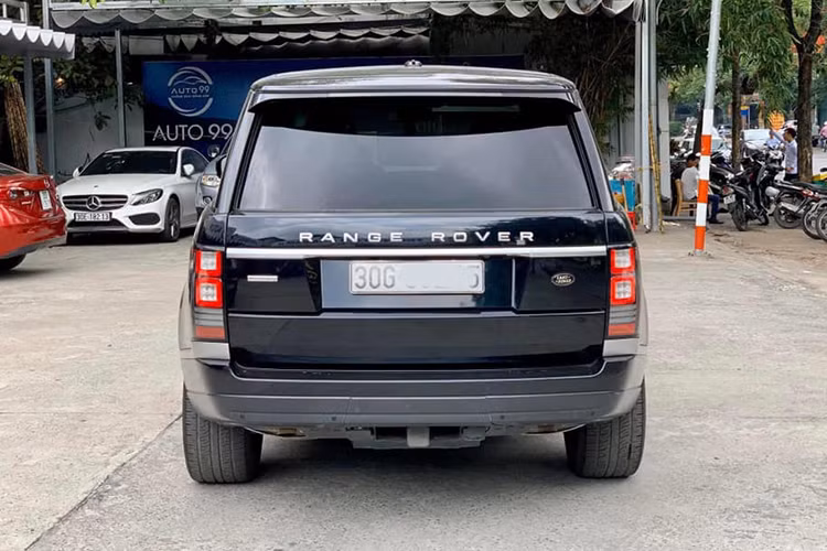 Range Rover Autobiography được hãng xe Anh quốc trang bị động cơ V8 5.0L sản sinh công suất tối đa 510 mã lực, hệ dẫn động 4 bánh đi kèm hộp số tự động 8 cấp. Land Rover công bố thời gian tăng tốc từ 0 lên 100 km/h trong vòng 5,4 giây trước khi đạt tốc độ tối đa 225 km/h. Tiêu thụ nhiên liệu đường hỗn hợp ở mức 14,9 lít cho 100 km.