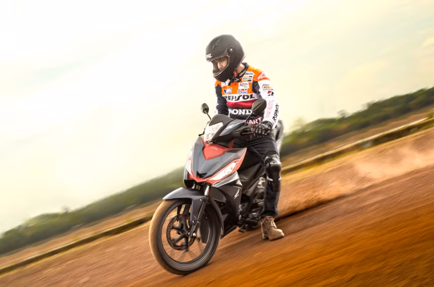 Bên cạnh cỗ máy mới đầy mạnh mẽ, xe còn sở hữu kích thước lốp lớn 90/80 trước - 120/70 sau cũng như mâm thiết kế mới chịu lực va đập - chính điều này giúp Winner 150 có thể vượt qua những con đường trơn trượt, hiểm trở, bo cua tốt.