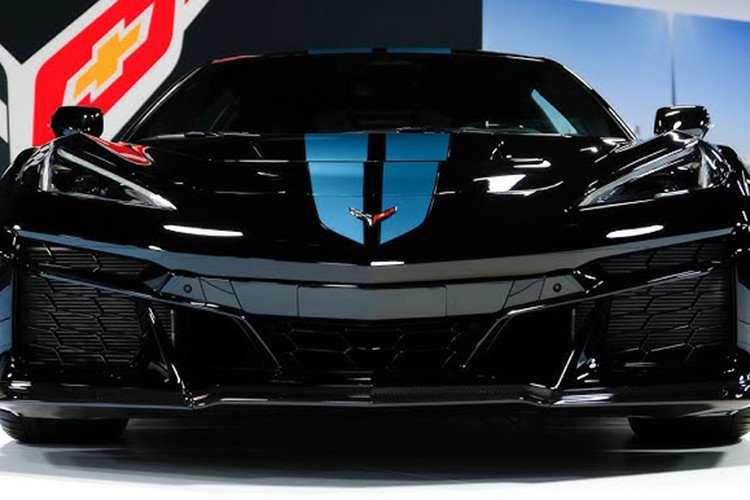 Nằm dưới nắp capo của Corvette ZR1 2025 là động cơ V8 5,5 lít tăng áp kép với công suất lên đến 1.064 mã lực và mô-men xoắn cực đại 1.121 Nm.