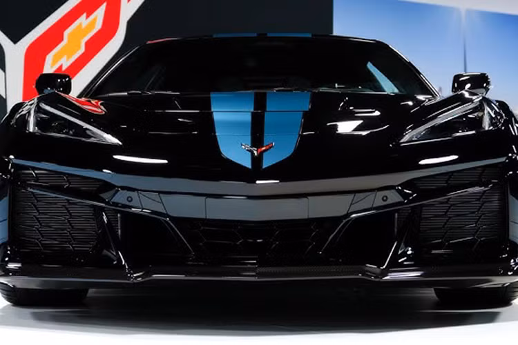 Nằm dưới nắp capo của Corvette ZR1 2025 là động cơ V8 5,5 lít tăng áp kép với công suất lên đến 1.064 mã lực và mô-men xoắn cực đại 1.121 Nm.