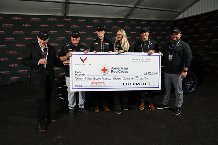 Người sở hữu chiếc xe thể thao Chevrolet Corvette ZR1 2025 đầu tiên trên thế giới là Rick Hendrick - doanh nhân 73 tuổi, chủ sở hữu đội đua Hendrick Motorsports NASCAR.