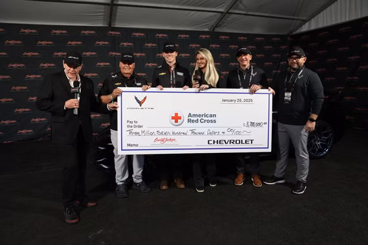 Người sở hữu chiếc xe thể thao Chevrolet Corvette ZR1 2025 đầu tiên trên thế giới là Rick Hendrick - doanh nhân 73 tuổi, chủ sở hữu đội đua Hendrick Motorsports NASCAR.