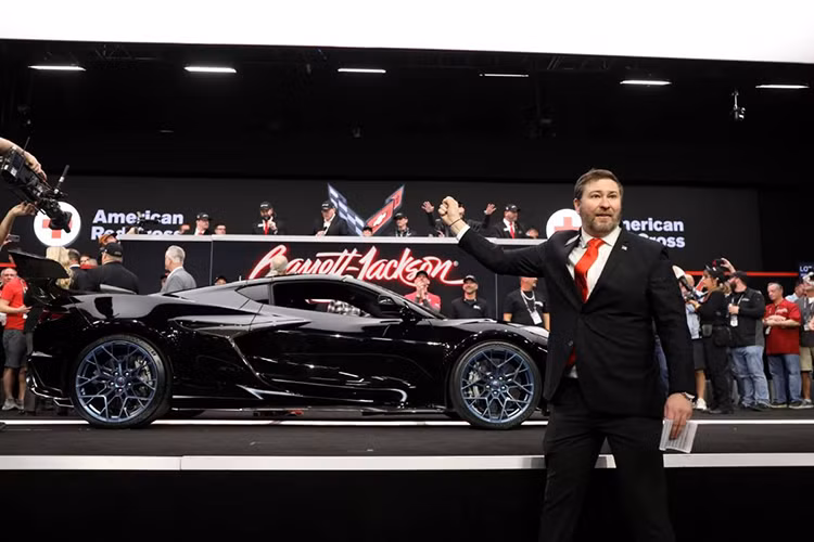 Mới đây, chiếc Corvette ZR1 2025 số VIN 001 đã được rao bán đấu giá tại Scottsdale (bang Arizona, Mỹ). Chỉ mất vài phút từ khi mở phiên đấu giá cho đến khi búa gõ, chiếc xe đã được chốt giá thành công với con số lên tới 3,7 triệu USD (khoảng 92,7 tỷ đồng).