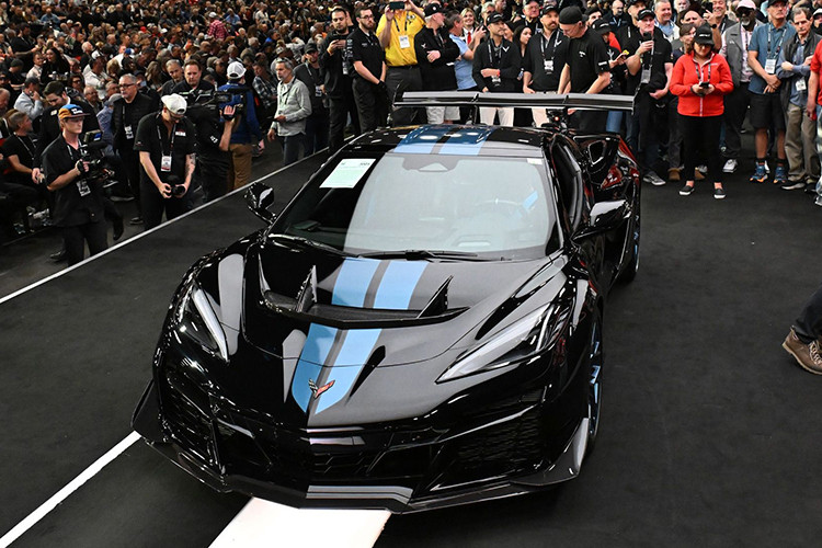 Là một tín đồ của dòng xe Corvette, Hendrick đã chi ra số tiền lên đến vài chục triệu USD để sở hữu những chiếc xe đầu tiên, bao gồm Corvette Stingray 2020 (giá 3,3 triệu USD), Corvette Z06 (giá 3,6 triệu USD), Corvette Z06 Convertible (giá 1 triệu USD), Corvette E-Ray (1,1 triệu USD).