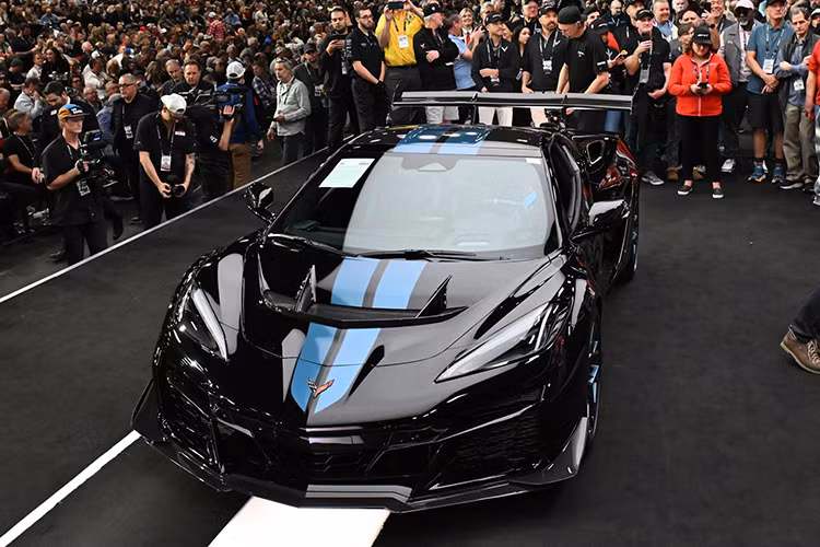 Là một tín đồ của dòng xe Corvette, Hendrick đã chi ra số tiền lên đến vài chục triệu USD để sở hữu những chiếc xe đầu tiên, bao gồm Corvette Stingray 2020 (giá 3,3 triệu USD), Corvette Z06 (giá 3,6 triệu USD), Corvette Z06 Convertible (giá 1 triệu USD), Corvette E-Ray (1,1 triệu USD).