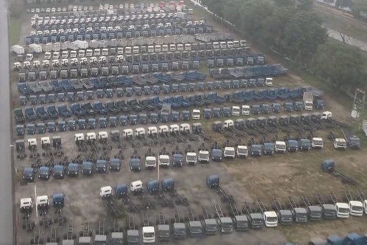 Tập đoàn Samsung có 2 nhà máy sản xuất ôtô con và xe tải, đặt tại Hàn Quốc, hoạt động từ năm 1996 và ngừng vào tháng 10/2000 vì khủng hoảng tài chính. Samsung quyết định bán cả 2 nhà máy để trả nợ. Toàn bộ nhà máy sản xuất ôtô con được bán cho cho hãng Reunault (Pháp), còn nhà máy sản xuất ôtô tải bán cho VEAM vào đầu năm 2004 (Ảnh: THDV).