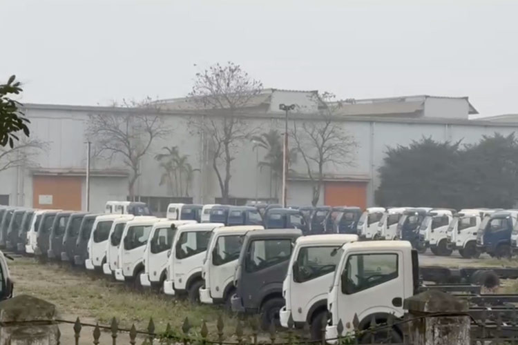 Đầu tư sản xuất xe ôtô nhưng báo cáo của VEAM cho thấy số xe sản xuất ra từ nhiều năm trước vẫn nằm trong kho, không bán được. Tổng số có tới 2.622 xe thương hiệu VEAM tồn, giá vốn lên tới hơn 966 tỷ đồng. Trong đó, có tới 2.221 xe tồn từ 2017 trở về trước với giá vốn là 878 tỷ đồng. Nguy cơ mất vốn lớn đối với xe tồn không thể tiêu thụ hoặc phải giảm giá bán để tiêu thụ (Ảnh: THDV).