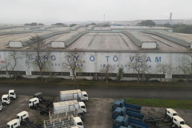 Có thể thấy, trong hiều năm nay khuôn viên của Nhà máy ôtô VEAM tại Thanh Hóa (thuộc Tổng công ty Máy động lực và Máy nông nghiệp Việt Nam) dành một khoảng đất rộng mênh mông để chứa hàng nghìn xe tải tồn kho từ lâu dù đã được đấu giá nhiều lần (Ảnh: THDV).