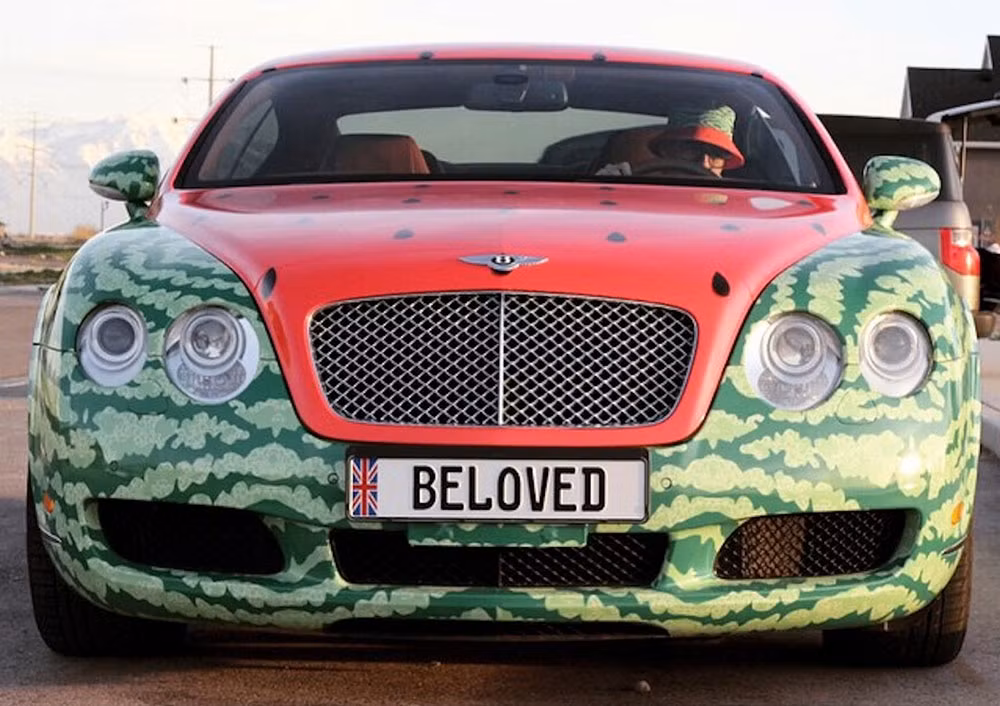 Có vẻ như chủ nhân của chiếc coupe siêu sang này là một fan cuồng của quả dưa hấu. Thậm chí, hai người đàn ông trung niên đang sống tại Anh chụp ảnh cùng chiếc siêu xe sang còn sắm hẳn bộ trang phục dưa hấu "tông xuyệt tông" với chiếc xế cưng này.