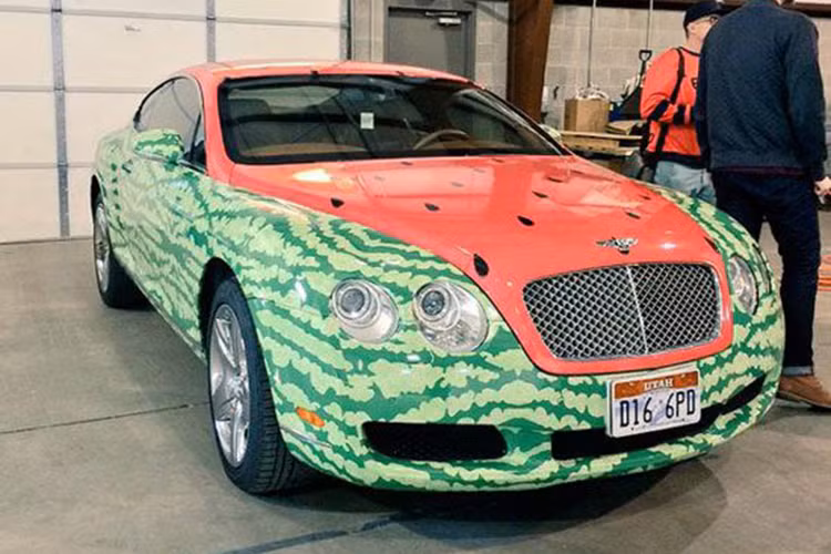 Siêu xe sang Bentley độ dưa hấu thuộc thế hệ cũ (2003-2011). Xe được trang bị cỗ máy W12 tăng áp kép, dung tích 6 lít, cho công suất 560 mã lực và mô-men xoắn 650 Nm. Kết hợp với đó là hộp số tự động ZF 6 cấp. Xe có khả năng tăng tốc từ 0 lên 100 km/h trong vòng 4,8 giây.