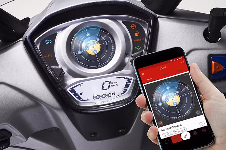 Xe sở hữu cụm đồng hồ điện tử kép với một màn hình LCD tròn lớn kết nối đến smartphone thông qua Bluetooth. Các thông số hiển thị trên cụm đồng hồ của iONEX khá giống những mẫu xe tay ga hiện đại đang bán ra trên thị trường, nhưng nó sở hữu ứng dụng thông minh hơn.