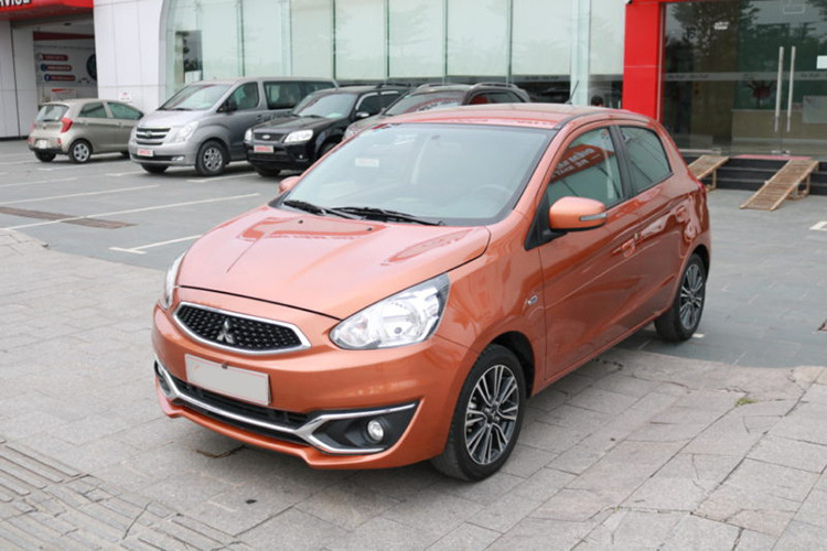  Mitsubishi Mirage 2018: Giá từ 215 triệu đồng Rất nhiều người mua xe cũ tìm mua Mitsubishi Mirage bởi tính kinh tế và độ tin cậy cao và đây cũng là một trong những mẫu ôtô có giá phải chăng, phù hợp với nhiều đối tượng khách hàng. Tất nhiên, để đưa về nhà một chiếc xe phù hợp với nguồn ngân sách eo hẹp, bạn cần đánh đổi phong cách thiết kế, tính thẩm mỹ và tốc độ vận hành.