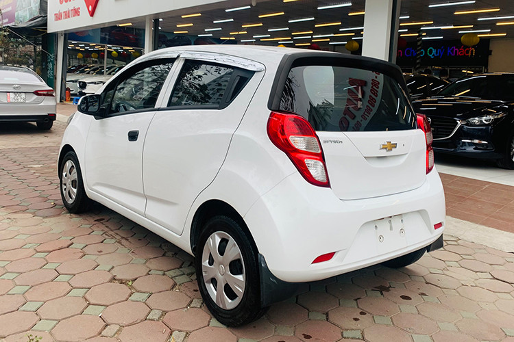 Chevrolet Spark có khung gầm chắc chắn, phù hợp vận hành trong nội đô. Trang bị nội thất đủ dùng. Sở dĩ Spark cũ được ưa chuộng là vì giá thành hợp túi tiền, cảm giác lái không tệ. Do xe đã ngừng phân phối chính hãng tại Việt Nam nên người mua xe cũ có thể gặp hạn chế trong việc tìm linh phụ kiện thay thế. Ngoài ra, Spark cũng có một điểm trừ khác là hàng ghế sau hơi chật.