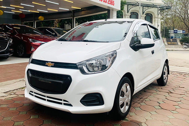  Chevrolet Spark 2018: Giá 200 triệu đồng Chevrolet Spark cũ đời 2015 dẫn đầu trong loạt ôtô cũ giá rẻ tại Việt Nam, xe có mức loanh quanh 100 - 220 triệu đồng. Đây là một lựa chọn tốt cho những người cần một chiếc xe 4 chỗ nhưng tài chính eo hẹp. Dù đã lăn bánh nhiều năm trên thị trường nhưng Chevrolet Spark vẫn bảo tồn phong cách thiết kế trẻ trung, nhỏ gọn và dễ lái.