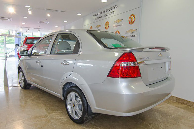 Dẫu vậy, Chevrolet đã rời khỏi Việt Nam và Aveo không còn phân phối chính hãng nên việc sửa chữa, tìm linh phụ kiện chính hãng sẽ khó khăn hơn các dòng xe khác. Ngoài ra, mức tiêu thụ nhiên liệu của mẫu xe này nhỉnh hơn một chút hơn so với những mẫu xe cũ gốc Hàn, Nhật.