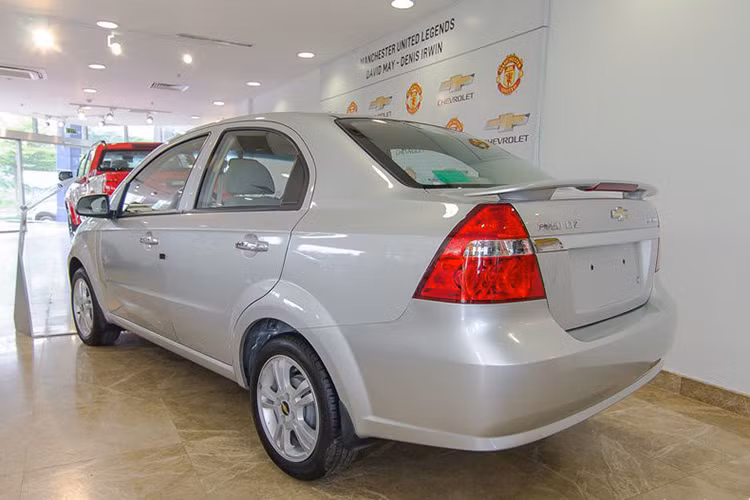 Dẫu vậy, Chevrolet đã rời khỏi Việt Nam và Aveo không còn phân phối chính hãng nên việc sửa chữa, tìm linh phụ kiện chính hãng sẽ khó khăn hơn các dòng xe khác. Ngoài ra, mức tiêu thụ nhiên liệu của mẫu xe này nhỉnh hơn một chút hơn so với những mẫu xe cũ gốc Hàn, Nhật.