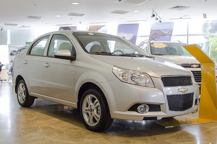  Chevrolet Aveo 2018: Giá từ 219 triệu đồng Chevrolet Aveo 2018 là gợi ý không nên bỏ qua nếu bạn đang tìm mua một chiếc xe cũ tầm giá dưới 250 triệu đồng. Mẫu sedan hạng B gốc Mỹ được người dùng dành lời khen về độ vận hành ổn định, đầm chắc. Bền dáng và ít hỏng vặt. Độ cách âm tương đối tốt.