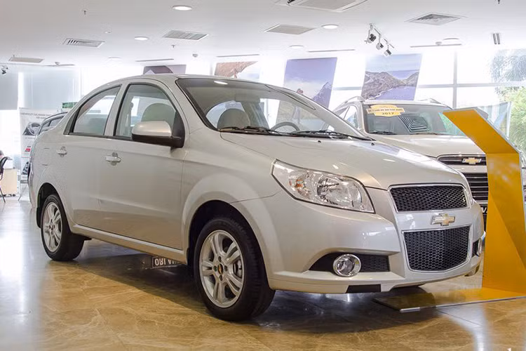  Chevrolet Aveo 2018: Giá từ 219 triệu đồng Chevrolet Aveo 2018 là gợi ý không nên bỏ qua nếu bạn đang tìm mua một chiếc xe cũ tầm giá dưới 250 triệu đồng. Mẫu sedan hạng B gốc Mỹ được người dùng dành lời khen về độ vận hành ổn định, đầm chắc. Bền dáng và ít hỏng vặt. Độ cách âm tương đối tốt.