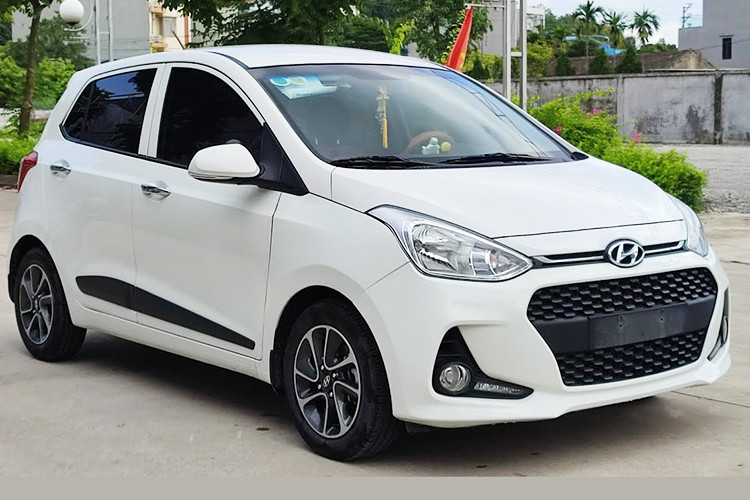  Hyundai Grand i10 2019: Giá từ 220 triệu đồng Giá xe Hyundai Grand i10 2019 khởi điểm từ 220 triệu đồng cũng là lựa chọn đáng chú ý tại thời điểm này. Mẫu xe cỡ nhỏ của Hyundai rất phù hợp với người mua xe lần đầu. Trong nhiều năm qua, Hyundai Grand i10 không chỉ là mục tiêu săn đón của khách hàng cá nhân mà còn là lựa chọn tối ưu cho khách hàng chạy dịch vụ.