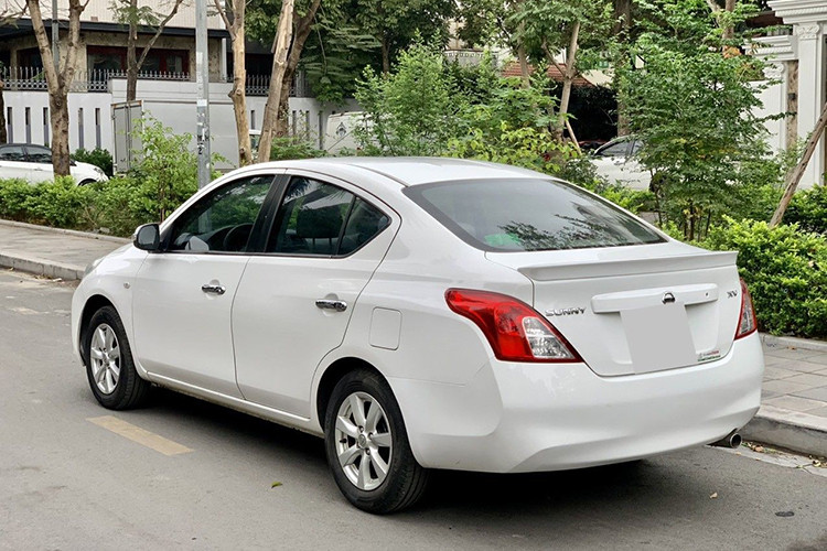 Nội thất của Sunny khá rộng rãi, động cơ 1.5L vận hành đầm chắc, tiết kiệm nhiên liệu, chi phí sử dụng thấp,... Nhược điểm của Nissan Sunny là thiết kế đơn điệu, không bắt mắt. Độ ồn lớn, trang bị tiện nghi chỉ dừng lại ở mức cơ bản.