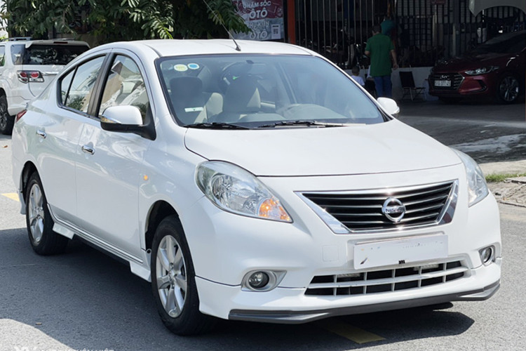  Nissan Sunny 2017: Giá từ 220 triệu đồng Tuy Nissan Sunny 2027 có thiết kế đơn giản nhưng chính sự đơn giản đó giúp người dùng yên tâm về độ bền của mẫu xe này. Bên cạnh đó, mẫu sedan hạng B của Nissan còn mang nhiều giá trị cốt lõi nổi bật của dòng xe Nhật như bền bỉ, ít hỏng vặt.