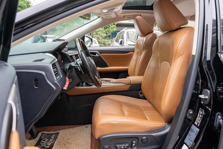 Hàng ghế trước của xe mang đến cảm giác ngồi rất dễ chịu, thoải mái khi có thể chỉnh điện 10 hướng đồng thời nhớ 3 vị trí. Khoang hành khách mang đến những trải nghiệm đáng tiền với độ rộng rãi và cực kỳ dễ chịu. Ghế êm, ngồi rất êm mông nhờ chất liệu Semi-aniline. Đáng tiếc, điều hoà phía sau không phải là tự động.